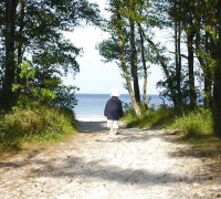 ein-kleiner-junge-auf-dem-weg-zum-balka-strand-bornholm.jpg