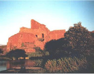 Wie ein Adlerhorst liegt Nordeuropas größte Burgruine, Hammershus, auf dem 74m hohen Granitblock